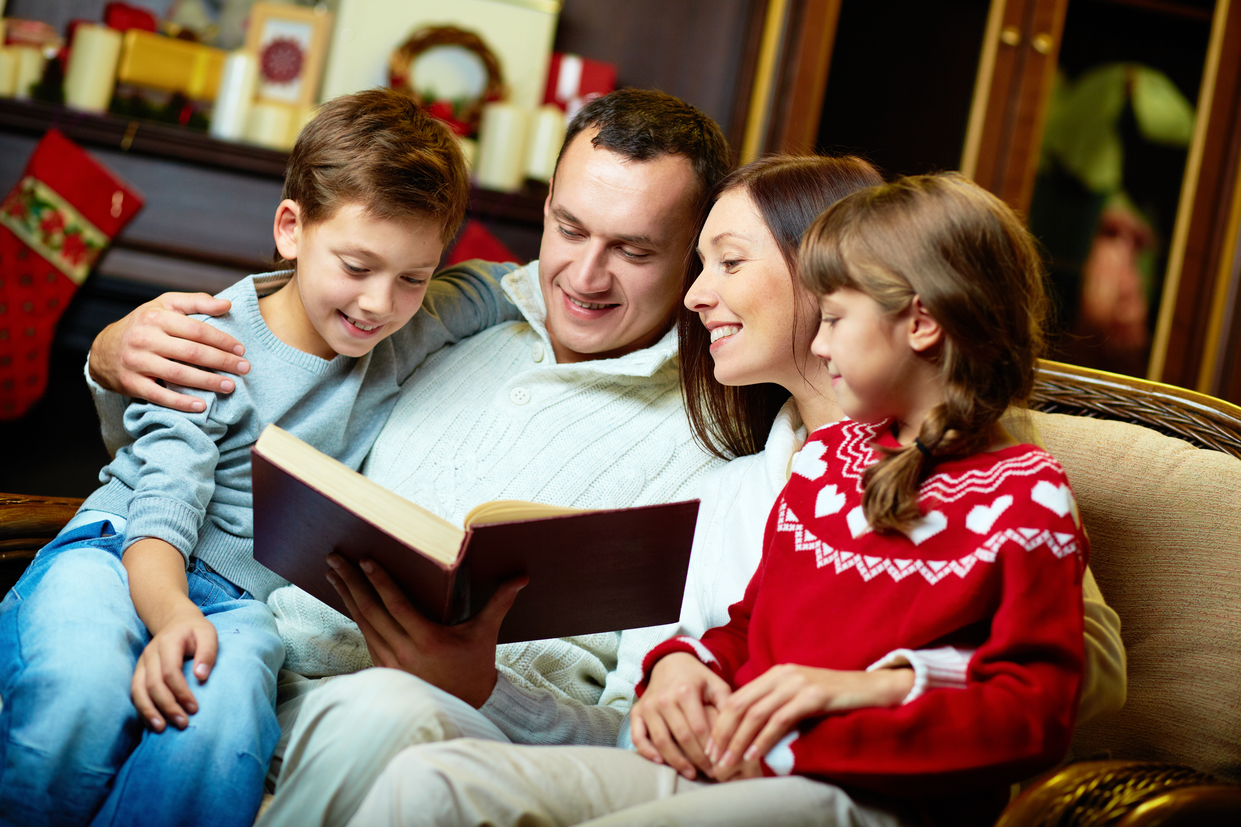 Семейный мастер класс в библиотеке. Чтение для детей. Дети с родителями. Ребенок в семье. Семейное чтение.